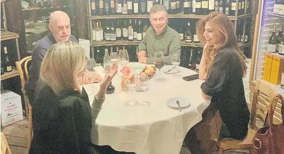  ?? ?? Cita en el Sur. Mauricio Macri y Horacio Rodríguez Larreta con sus parejas, Juliana Awada y Milagros Maylin, el martes en Villa La Angostura.