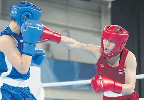  ??  ?? Porntip Buapa, right, in action against Australia’s Emma Lawson in the women’s 60kg semi-finals at the Youth Olympics in Buenos Aires.