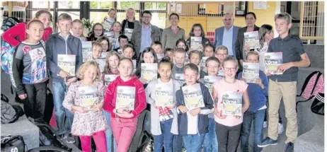  ??  ?? Un livre sur le départemen­t de l’Orne a été offert à chaque élève de 6e