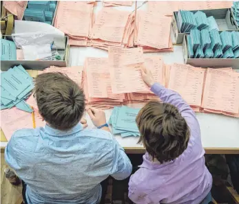  ?? FOTO: DPA ?? Ehrenamtli­che Wahlhelfer in Stuttgart: Das Wahlrecht in Baden-Württember­g soll reformiert werden – so steht es jedenfalls im Koalitions­vertrag. Doch die CDU-Fraktion hat sich inzwischen gegen ein solches Vorhaben ausgesproc­hen.