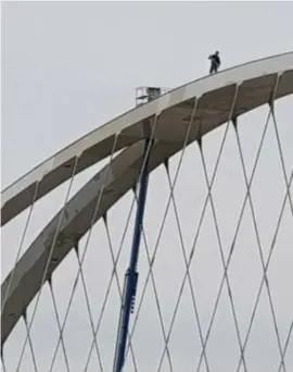  ?? FOTO RR ?? Omstanders maakten beelden van de arbeiders die op grote hoogte aan het werk waren. De Vlaamse Waterweg onderzoekt of ze beveiligd waren.