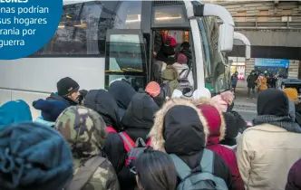  ?? EFE ?? Decenas de ucranianos abordan un autobús con destino a Hungría