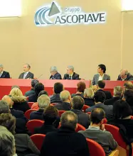  ??  ?? Senza pace I sindaci di Asco Holding in assemblea: l’arbitrato ridefinisc­e il prezzo di recesso fissato in assemblea la scorsa estate con il nuovo statuto