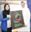  ??  ?? General Manager of Al Kharafi Activity Kids Center Aisha Al Salem honoring Zain’s Waleed Al Khashti.