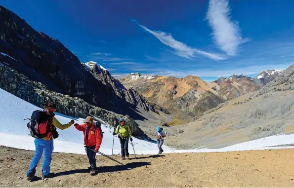  ??  ?? Au bonheur des névés faciles et des météos parfaites : la joie partagée de notre guide péruvien Carlos Flores et du groupe, sur les derniers mètres menant au col Santa Rosa.