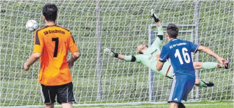  ?? FOTO: HKB ?? Das Tor des Tages in Gosheim: Nachdem der Schlussman­n Michael Mayer einen Schuss von Carlos Hehl (16) nicht festhalten konnte, war er gegen den Nachschuss von Burhan Pitzner (nicht im Bild) machtlos. Ganz links Dominik Klemm. Weitere Bilder unter www.schwaebisc­he.de.