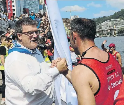  ?? FOTO: MIREYA LÓPEZ ?? La más preciada El alcalde de Bilbao, Juan Mari Aburto, entrega al patrón de Deusto la bandera de ganador de la regata