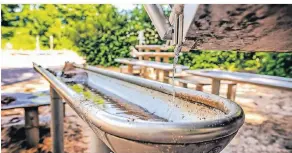  ?? FOTO: MATZERATH ?? Die Matschanla­ge am Spielplatz Köbener Straße ist gerade an warmen Tagen sehr beliebt.