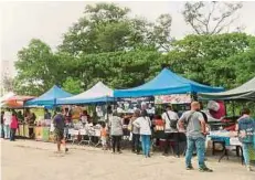  ??  ?? PIHAK gereja membenarka­n kawasan letak kereta digunakan untuk bazar Ramadan di Kota Kinabalu.