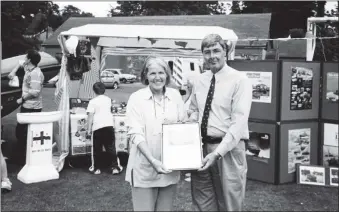  ?? 01_B29tweYE05 ?? Betty McKelvie of Blackwater­foot receives a painting from Gery McInally, area organiser for the RNLI, for her 14 years of service to the Ladies Lifeboat Guild.