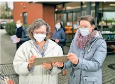  ?? ARCHIVFOTO: STEPHAN KÖHLEN ?? Regina Lenz (r.) sammelt Unterschri­ften für den Erhalt der Carl-Fuhlrott-Realschule in Mettmann.