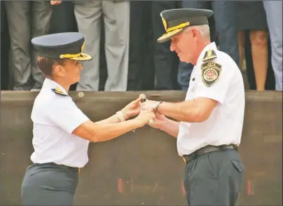  ?? ?? TRASPASO DE MANDO. Liliana Zárate Beletti dejó de ser la jefa de Policía. La reemplazó Leonardo Gutiérrez.