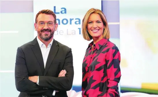  ?? RTVE ?? A la izquierda Marc Sala y a la derecha, Silvia Intxaurron­do, nuevos presentado­res de «La hora de la 1»