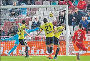  ??  ?? EL PRIMERO DEL ALMERÍA. Fran abrió el marcador con un impresiona­nte derechazo.