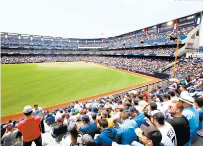  ??  ?? Las tribunas del Palacio Sultán tuvieron fans de todas partes de la República, incluso de fuera de México