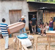  ?? FOTO: EL HERALDO ?? Instante en que los cuerpos de los tres hermanos eran ingresados a su humilde vivienda para ser velados.