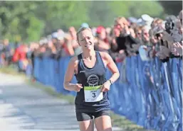  ?? MICHAEL SEARS / MILWAUKEE JOURNAL SENTINEL ?? Jenny Zwagerman of Shorewood heads for the finish line first among women.