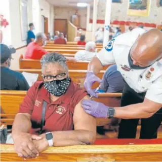  ?? REUTERS ?? Un paramédico vacuna en una iglesia de Tampa, en Florida