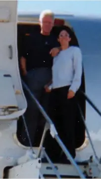  ??  ?? Clinton and Maxwell boarding Epstein’s private jet