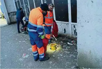  ?? ?? Gegen 7 Uhr säubern die Mannschaft­en das Areal um das Abrigado.