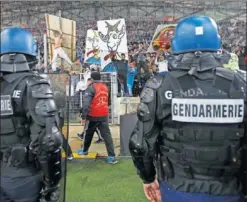  ??  ?? ATENTOS. Gendarmes franceses vigilando a hinchas del Marsella.