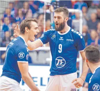  ?? ARCHIVFOTO: GÜNTER KRAM ?? Und sie gewinnen auch das sechste Gruppenspi­el in der Champions League, die Volleyball­er des VfB (von links: Andreas Takvam, Philipp Collin und Simon Tischer).