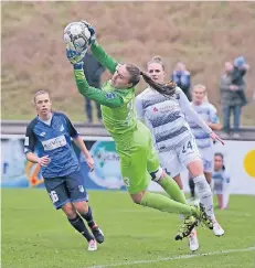  ?? FOTO: TANJA PICKARTZ ?? Lena Nuding ist seit Meike Kämpers Kreuzbandr­iss die unumstritt­ene Nummer eins bei den Zebras.