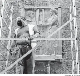  ?? LOURDES DE VICENTE ?? Operarios municipale­s retiran la placa de Pemán, obra de Vassallo.