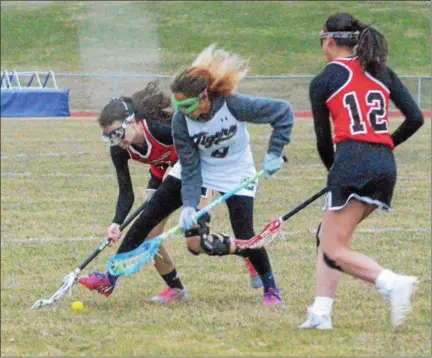  ?? MIKE GWIZDALA - MGWIZDALA@DIGITALFIR­STMEDIA.COM ?? Emma Willard and Cohoes play lacrosse during a rain filled game.