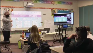  ?? IMAGE FROM SCREENSHOT ?? An elementary school teacher in the North Penn School District conducts a hybrid learning class.