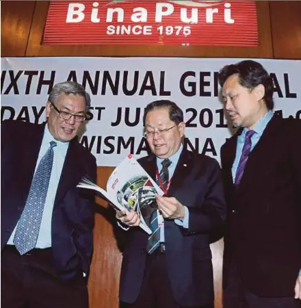  ?? PIC BY HALIM SALLEH ?? Bina Puri Holdings Bhd group managing director Tan Sri Tee Hock Seng (centre) with executive director Datuk Matthew Tee Kai Woon (right) and group chief financial officer David Lee at the company’s annual general meeting in Selayang yesterday.