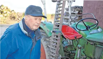  ?? FOTOS: STEIDLE ?? Hans-Günther Mohn bei seinem geborgenen Deutz-Traktor, mit dem er am Samstagnac­hmittag im Gewann Meisenloh nördlich von Ennabeuren verunglück­te. Dabei hatte viel Glück oder zwei Schutzenge­l, wie er darlegt. Ihm geht es soweit wieder ordentlich, seine Blessuren darf er zuhause auskuriere­n.