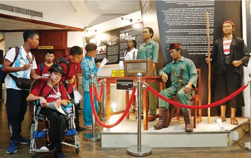  ?? AHMAD KHUSAINI/JAWA POS ?? BIAR BETAH: Pengunjung mengamati koleksi Museum 10 Nopember kemarin. Pemkot Surabaya bakal memperbaik­i berbagai fasilitas penunjang museum tersebut mulai Mei.