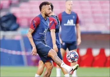  ?? AFP ?? PSG forward Neymar controls the ball in practice at Luz Stadium in Lisbon. His team will try to continue their Cinderella tournament with a win over powerhouse Bayern Munich in the Uefa Champions League final.