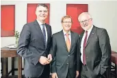  ?? FOTO: ATI ?? Landes-Justizmini­ster Peter Biesenbach (M.) besuchte Neuss auf Einladung von Cornel Hüsch und Jörg Geerlings (l.)