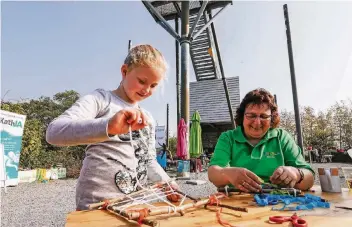  ?? RP-FOTO: JÜRGEN LAASER ?? Impression vom Kinderfest auf der Millicher Halde – die sechsjähri­ge Lisa bastelt sich einen Traumfänge­r.