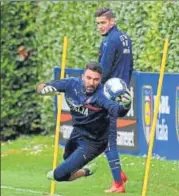  ?? GETTY IMAGES ?? Gianluigi Buffon (left) has played for Italy for 20 years.