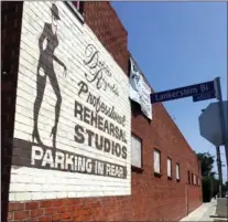  ??  ?? The dance studio, establishe­d by Debbie Reynolds in 1979, occupies a roughly one-acre lot on Lankershim Boulevard in Los Angeles. It will go to auction with the Creston, Calif., ranch in October.