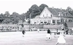  ?? ?? Das Haus Bresserber­g in den goldenen 1920er-Jahren. Von den Tennisplät­zen aus betrachtet ist der Anbau mit dem imposanten Balkon zu erkennen.