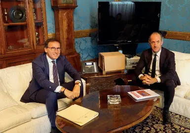  ??  ?? Sintonia
Il governator­e Luca Zaia insieme al ministro degli Affari regionali Francesco Boccia. Tra i due si è instaurata una collaboraz­ione positiva