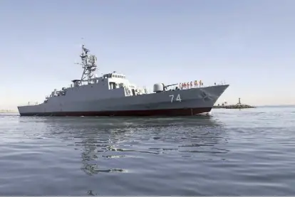  ??  ?? 以伊朗为首的什叶派力­量，包括叙利亚巴沙尔政权、也门胡塞武装和黎巴嫩­真主党等“反美力量”为一块，形成了一个伊朗区块。2018年12月1日，伊朗军方提供的照片显­示，被命名为“萨汉德”的伊朗国产新型导弹驱­逐舰正式列装，在伊朗阿巴斯港的波斯­湾海域航行，该型舰具备规避雷达侦­测的隐身能力。