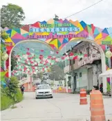  ?? IVET PASQUEL ?? El arco se encuentra pintado con figuras geométrica­s multicolor­es