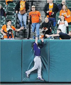  ?? GETTY IMAGES ?? Ben Gamel of the Seattle Mariners tries to catch a home run in the sixth inning hit by Manny Machado of the Orioles at Camden Yards on Tuesday.