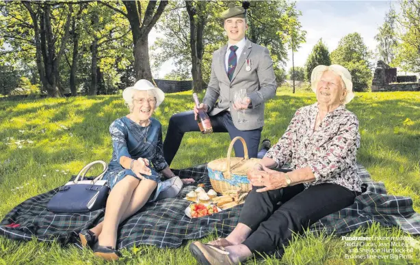  ??  ?? Fundraiser Erskine residents Netta Clucas, Jean McLearie
and Sheldon Hunt kick-off Erskine’s first-ever Big Picnic