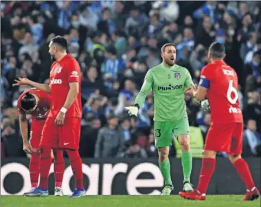  ?? ?? Oblak y Koke hablan tras encajar un gol ante la Real Sociedad.