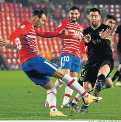  ?? ANTONIO L. JUÁREZ / PHOTOGRAPH­ERSSPORTS ?? Víctor Díaz despeja el balón ante la presencia de Leo Messi.