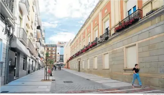  ?? FOTOS: ALBERTO DOMÍNGUEZ ?? La calle Arcipreste Manuel González ha quedado en una amplia zona peatonal que realza el espacio del Ayuntamien­to de Huelva.