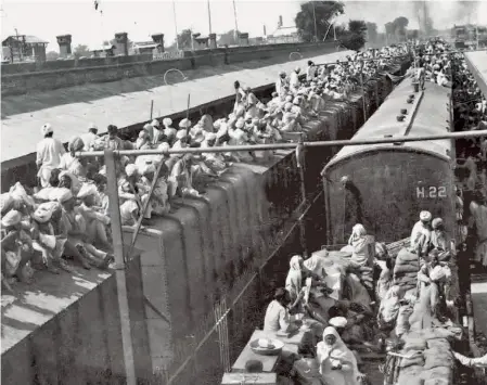  ?? ?? AN INDIA-PAKISTAN TRAIN loaded to capacity during Partition, September 1947.