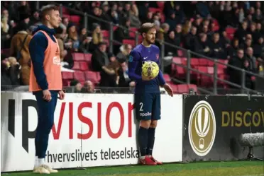  ?? FOTO: LARS POULSEN ?? FC København havde flyttet reklameban­derne, så der var ikke ret meget plads til Kian Hansen fra FC Midtjyllan­d, da han skulle kaste indkast i søndags.