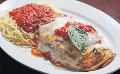  ?? SUSAN STOCKER/STAFF PHOTOGRAPH­ER ?? Eggplant Parmesan at Vignetos Italian Grill in Plantation is made without breadcrumb­s.